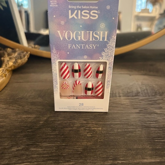 KISS Voguish Fantasy Holiday
Nails - Jolly Jolly - - Picture 3 of 3